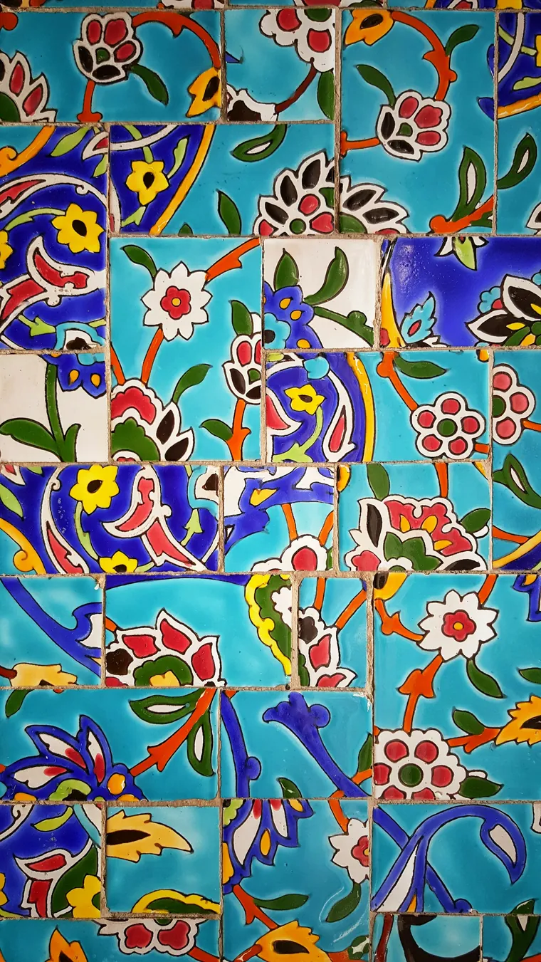 Iznik-fliser med nelliker og tulipaner