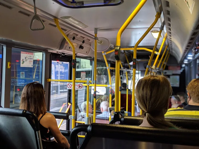 Passasjerer i bybussen