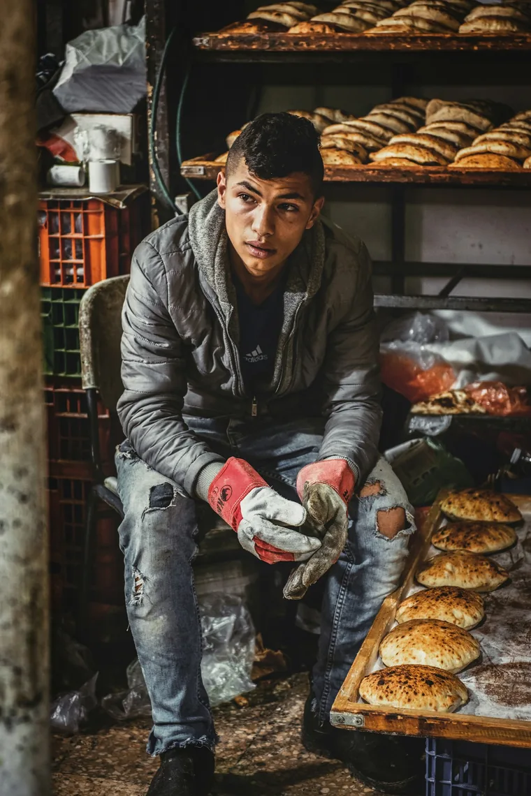 Bakeren fyller opp stativet med simit