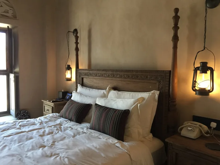 Hotellrom med varme farger og lanterner