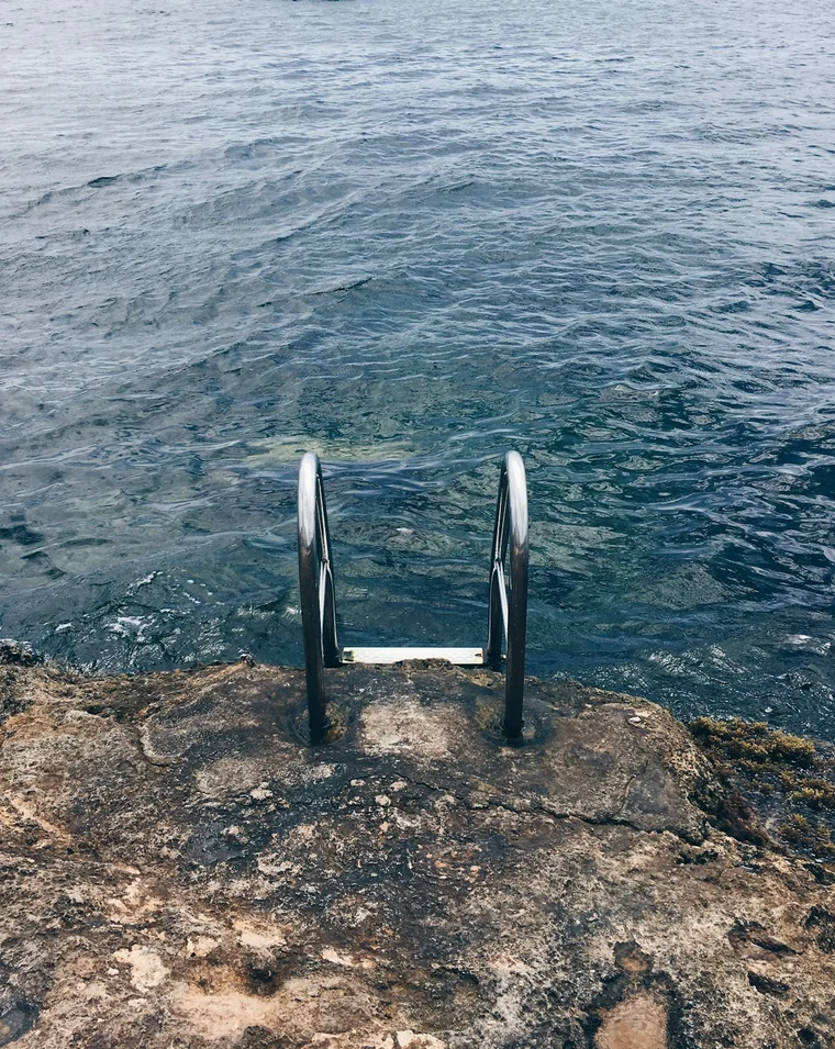 Stigen ned i sjøen fra klippen