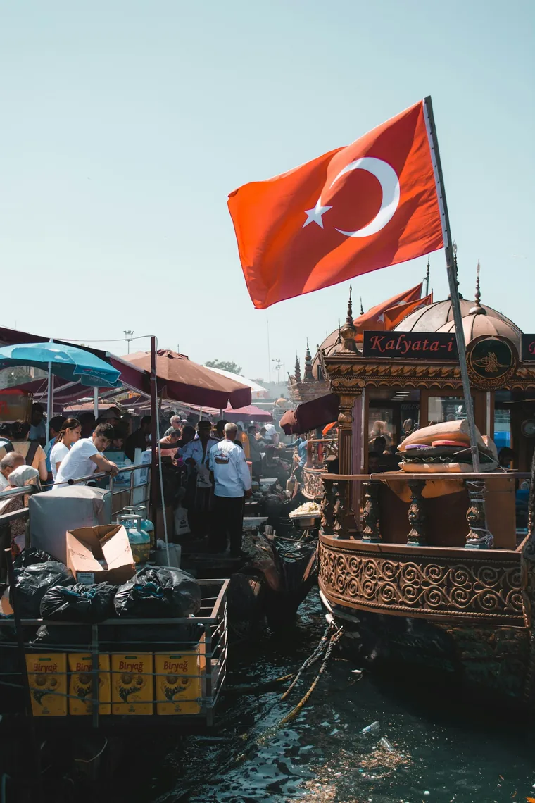 Fiskebåtene der balık ekmek stekes om bord