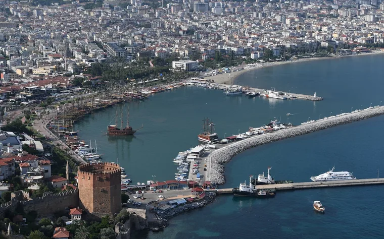 Havna i Alanya med Det røde tårnet