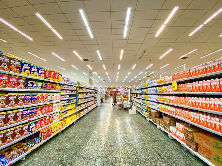 Lange rekker med varer i supermarkedet
