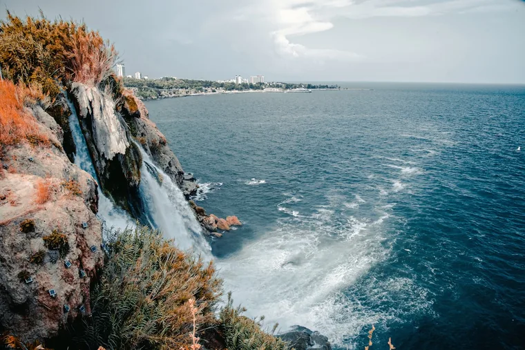 Düden-fossen som stuper rett i havet