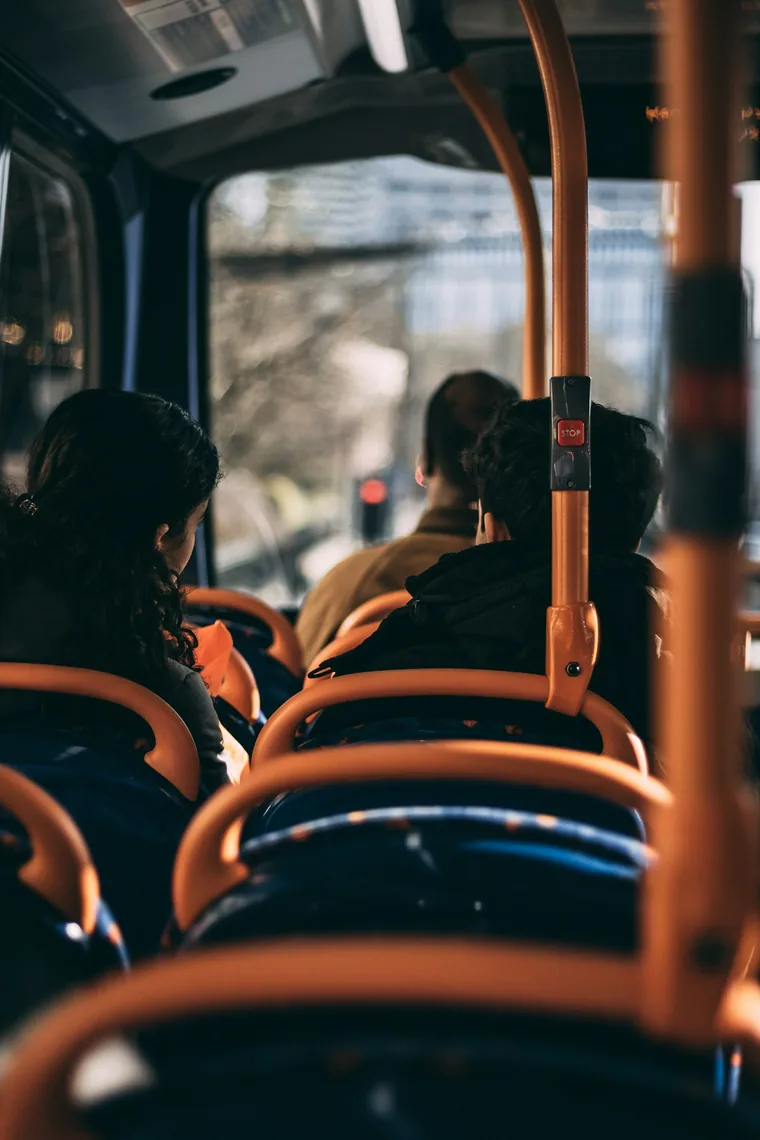 Kveldsbussen på vei gjennom byen