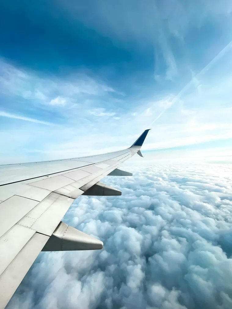 Skyene ligger som et teppe under flyet