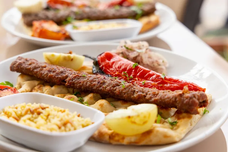 Kebabtallerken med bulgur og salat