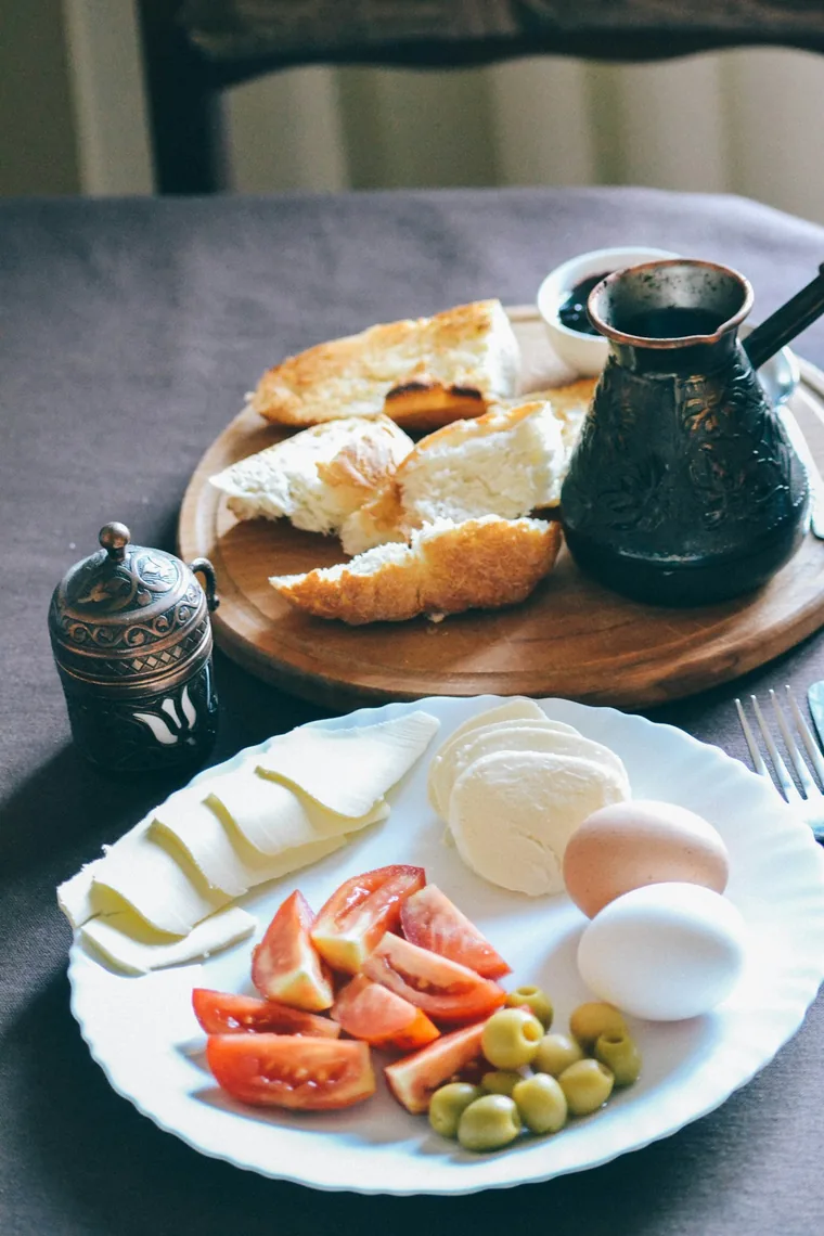 Ost, tomat, oliven og egg til frokost