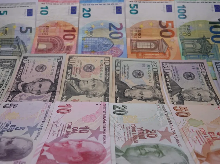 Sedler i flere valutaer, tyrkiske lira blant dem