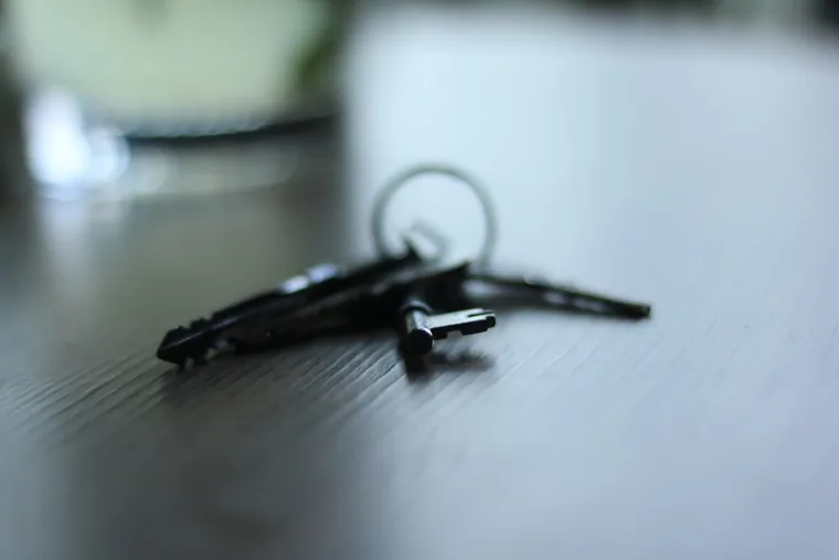 Nøkkelknippet ligger på benken