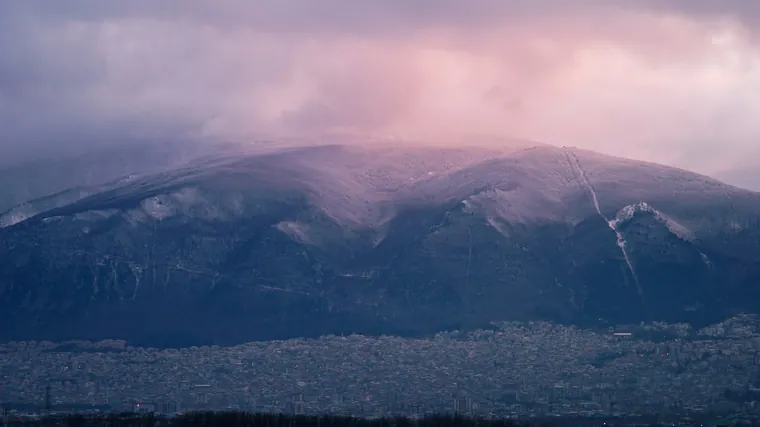 Snøkledd fjell i rosa kveldslys