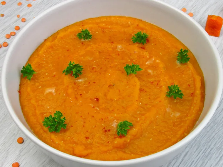 Rød linsesuppe med persille