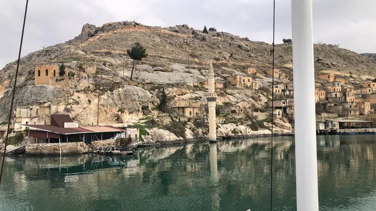 Minareten i Halfeti står halvt under vann