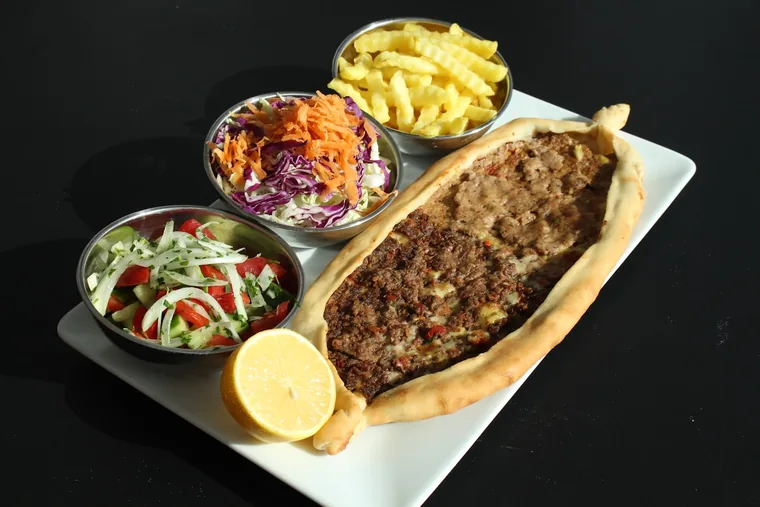 Pide med tilbehør i småskåler