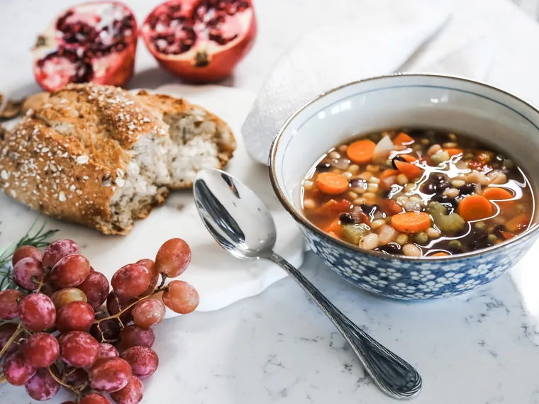 Bønnesuppe med brød ved siden av