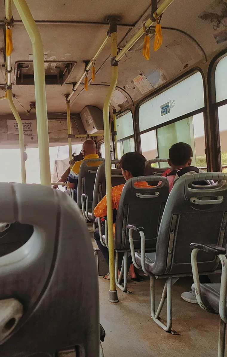 Passasjerene sitter spredt i bussen