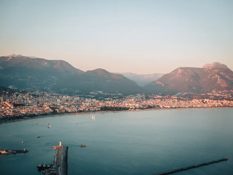 Fjellene stuper ned i havet bak byen