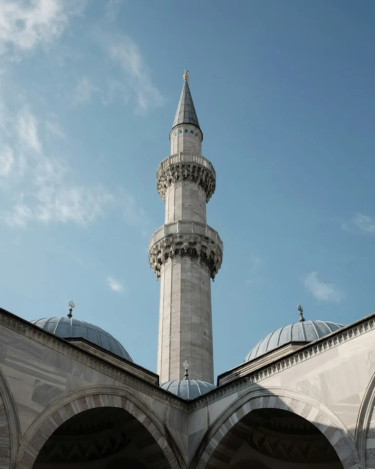 Minaret og kuppel i tidlig lys