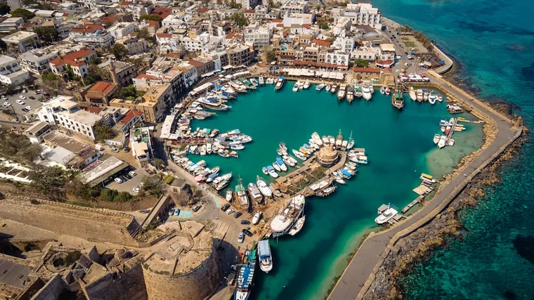 Den runde havna i Kyrenia sett ovenfra