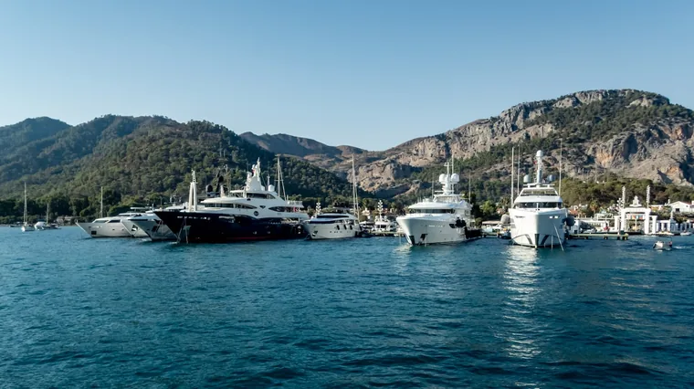 Store yachter i marinaen