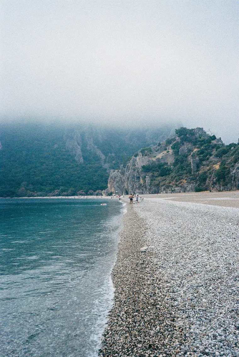 Rullesteinstrand i dis langs Svartehavet