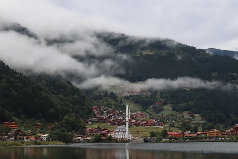 Landsbyen med minareten under lave skyer