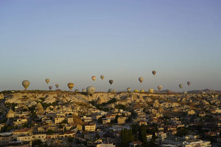Titalls ballonger over husene i Göreme