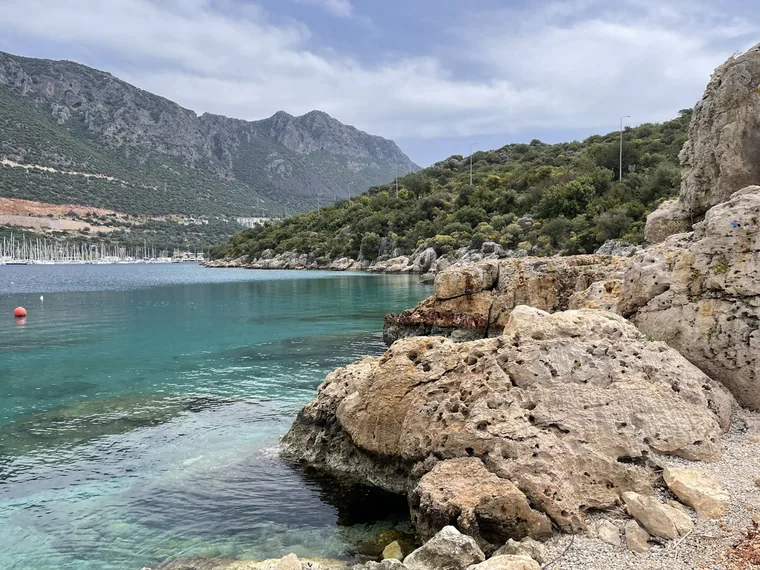 Klippekyst med klart, turkist vann