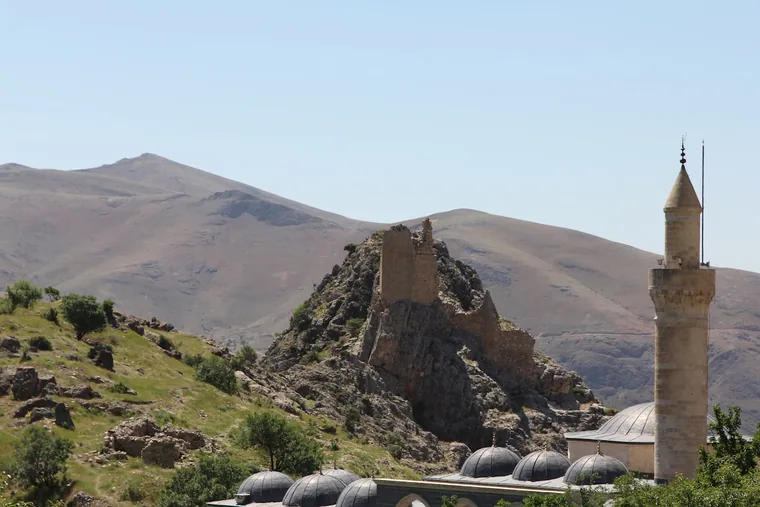 Ruinene med minareten under fjellene