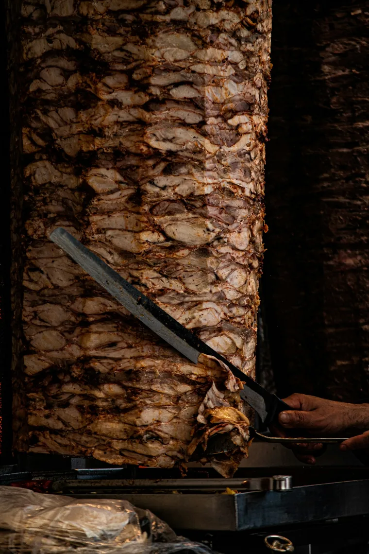 Kjøttet snurrer på döner-spydet