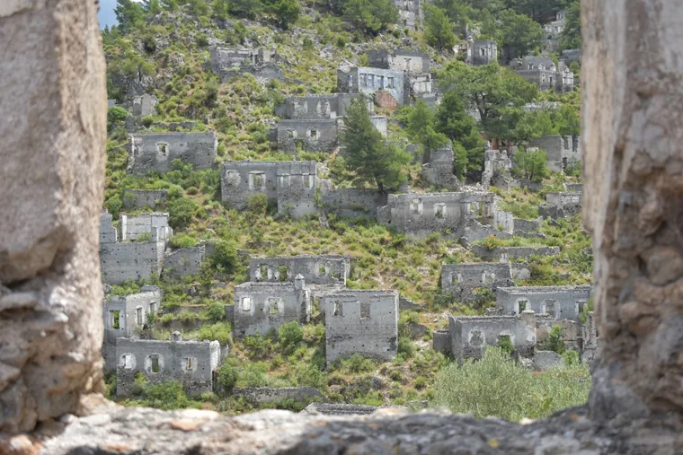 Den forlatte landsbyen sett gjennom en tom døråpning