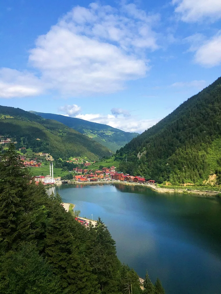 Uzungöl ligger mellom bratte, grønne fjellsider