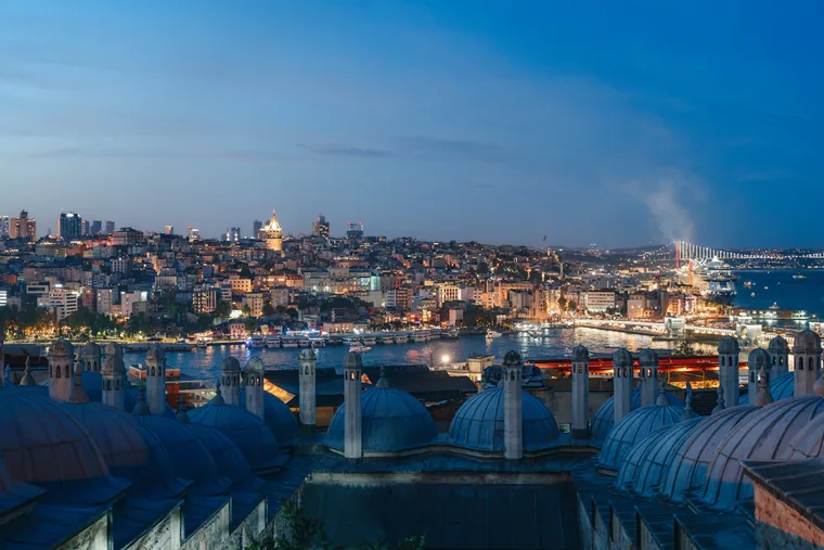 Istanbul i blåtimen, sett over Gullhornet