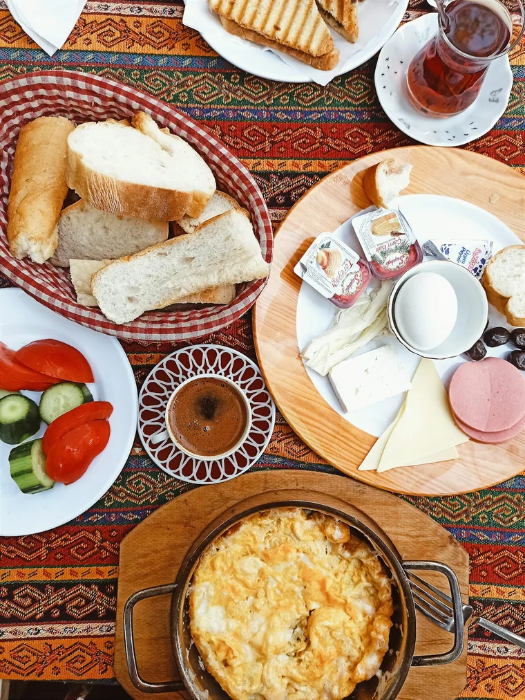 Frokostbordet dekket med småretter