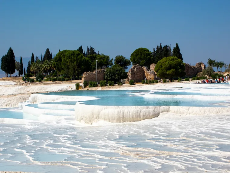 Ruinene av Hierapolis rett bak kalkterrassene