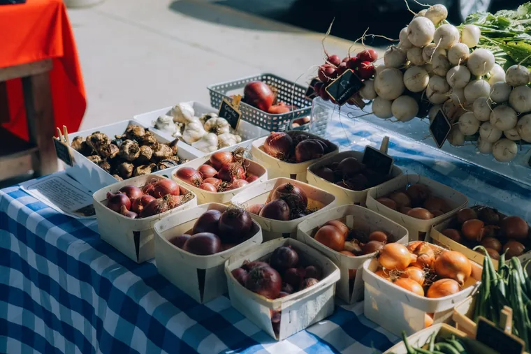 Bær og frukt i kurver på markedet
