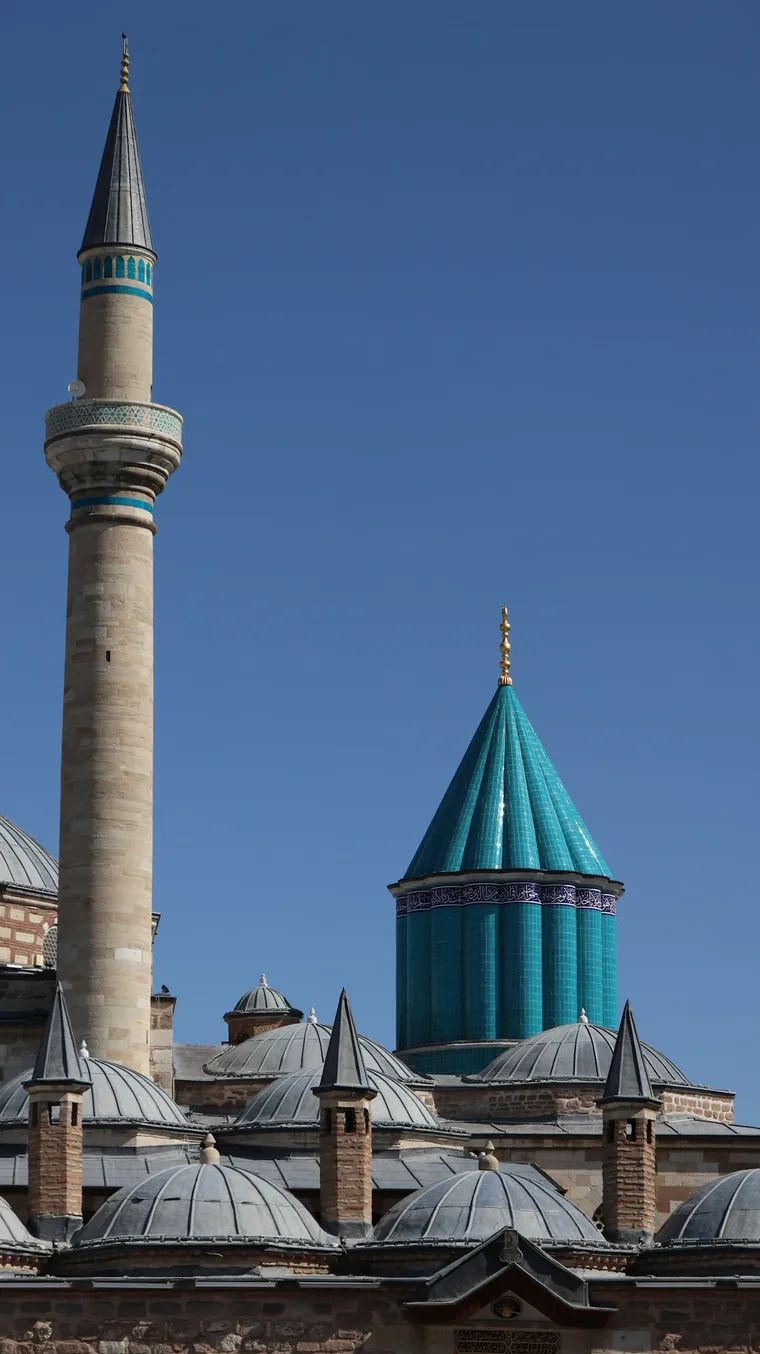 Den turkise kuppelen over Mevlanas grav
