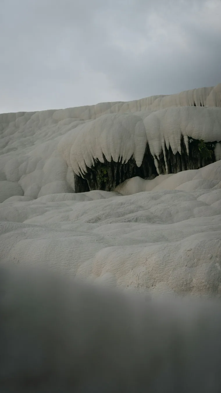 Kalken renner nedover skråningen i Pamukkale