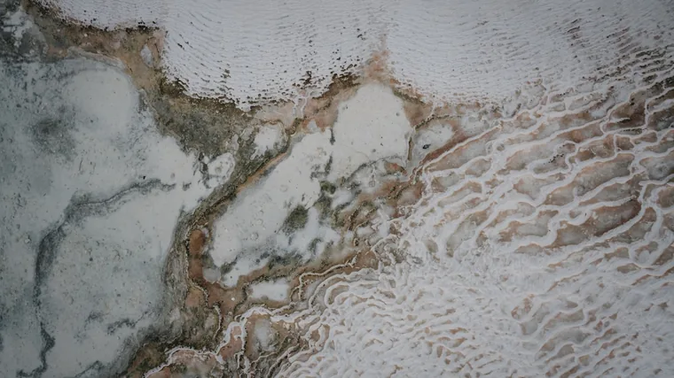 Nærbilde av kalkavleiringene i Pamukkale