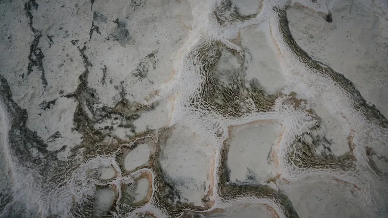 Kalkbassengene tegner mønstre i berget