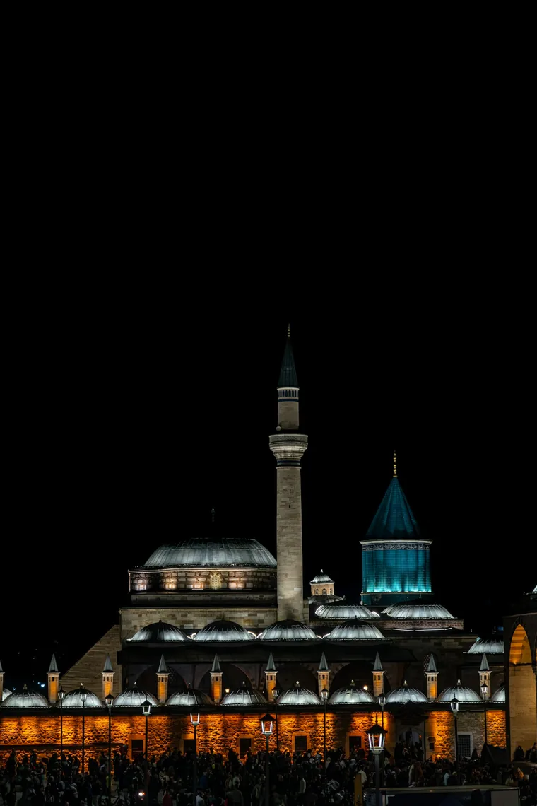 Mevlana-museet i Konya opplyst om kvelden