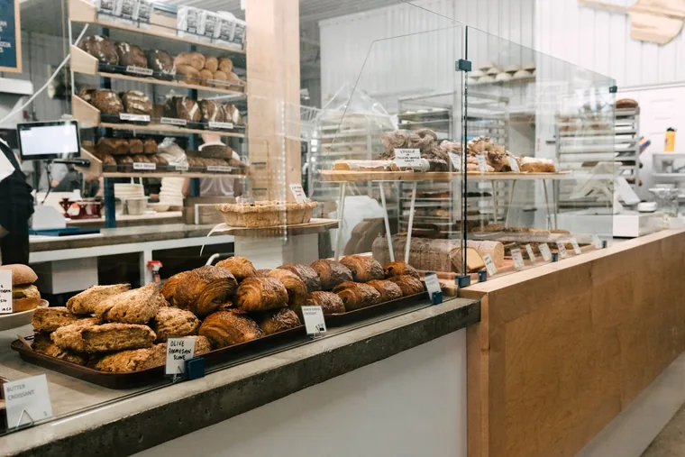 Bakeriet med ferske varer utover disken
