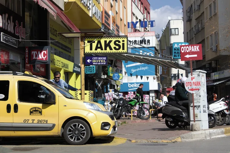 Drosjeholdeplass med TAKSİ-skilt