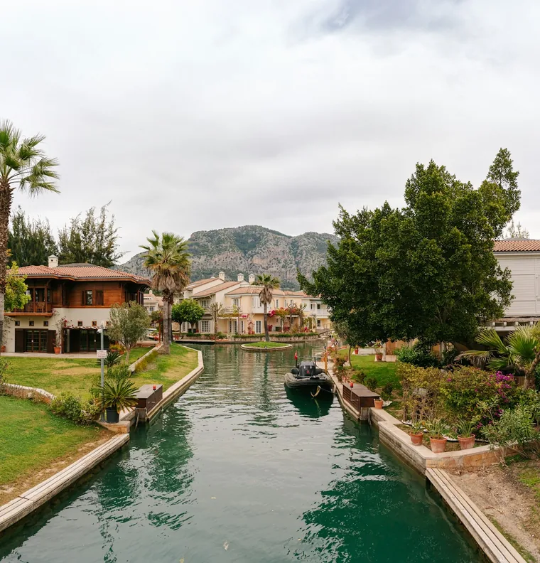 Kanalen gjennom hotellområdet