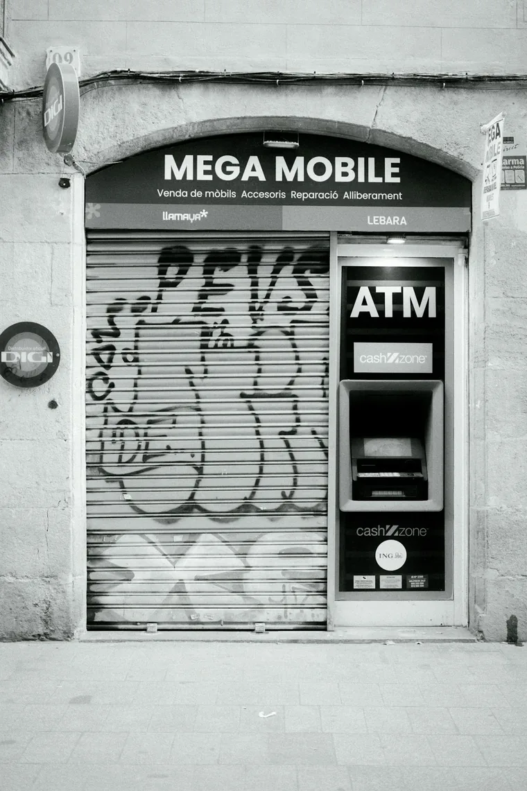 Minibank i en vegg full av tagging