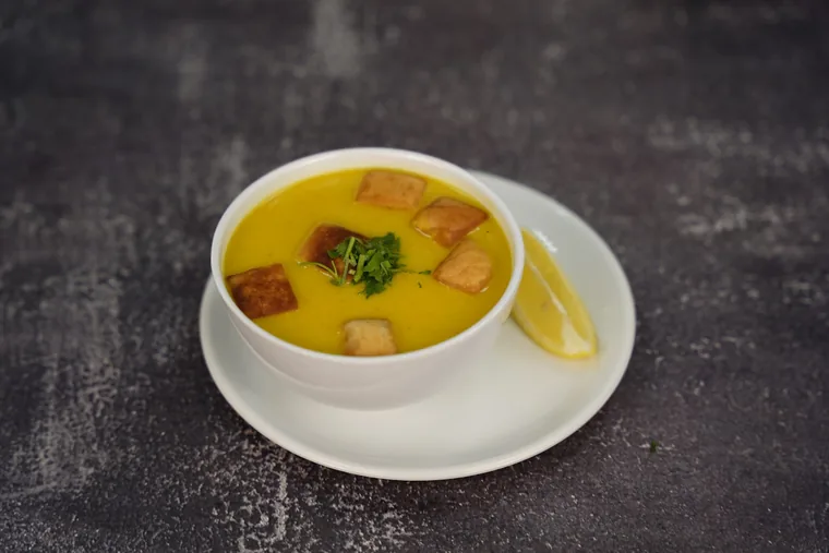 Suppe med krutonger og sitron