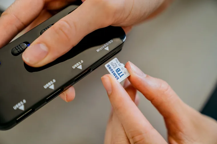 SIM-kortet settes i telefonen
