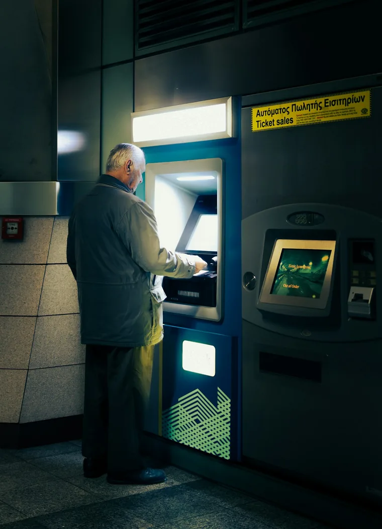 Kunde ved minibanken inne i banken