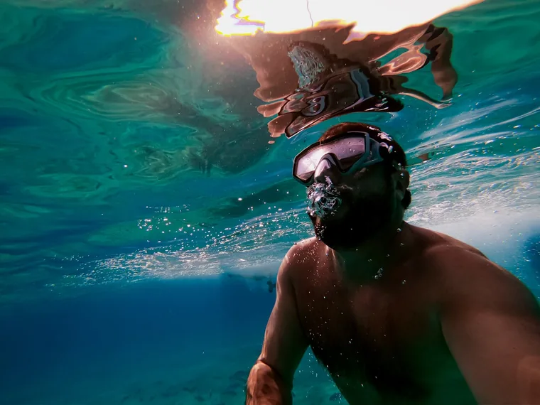 Snorkler i overflaten med maske og snorkel